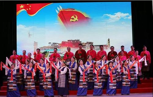 拉萨市老年合唱团在表演《红歌连唱》