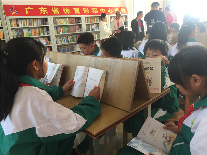 学生们争先恐后来到图书室里如饥似渴地翻阅