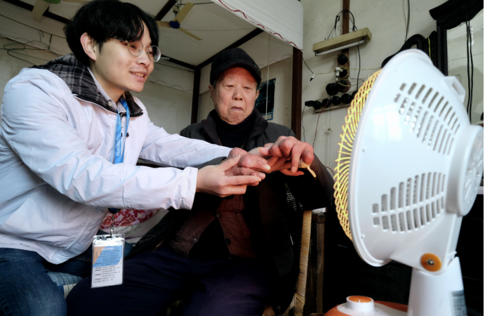 们帮老人试用了取暖器
