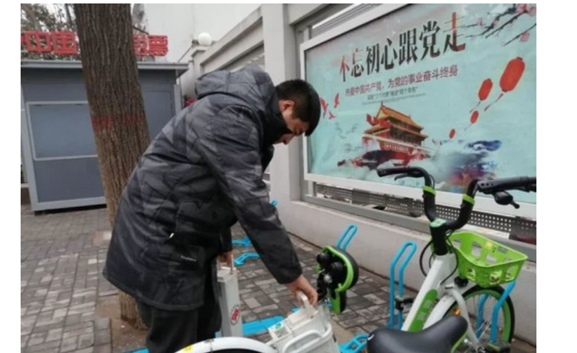 工作人员在更换自行车的电池