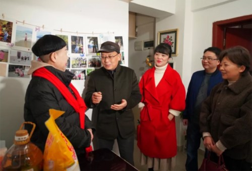 ，活动工作人员也前往每一户特困家庭
