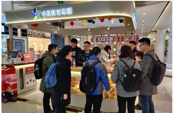 手绘版大运会吉祥物“蓉宝”与市民和游客见面的场景