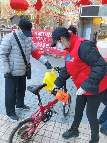 宁夏福彩50多名职工走进社区支援疫情防控
