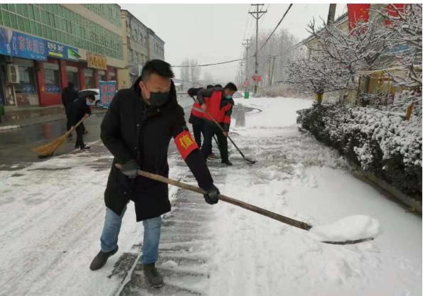 志愿者清扫街道积雪
