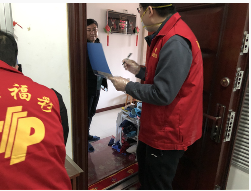 在凤凰湖社区进行上门发放口罩