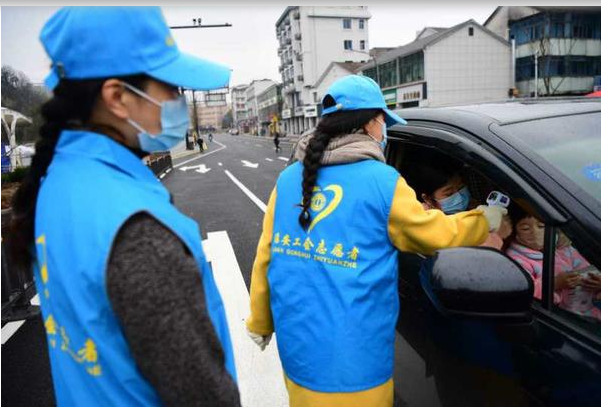 给过路人员量体温