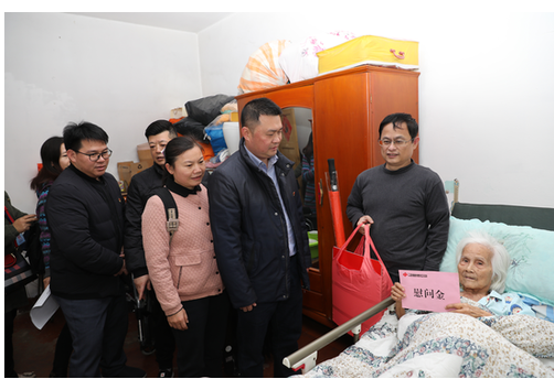 福彩中心第二党支部探望建园社区患病高龄老人