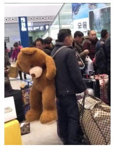 背着一米多高的玩具熊的归乡人