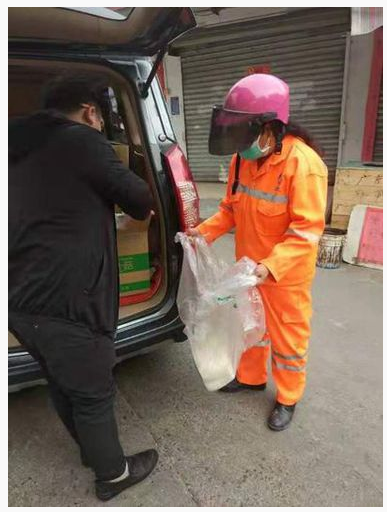 向环卫工人赠送营养品