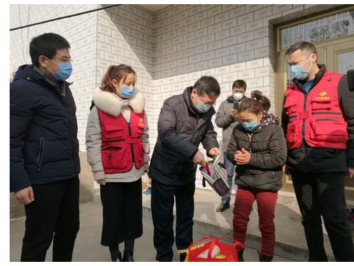 100个生活物资爱心包关爱困难老人