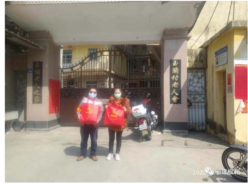 向老人会捐赠物资