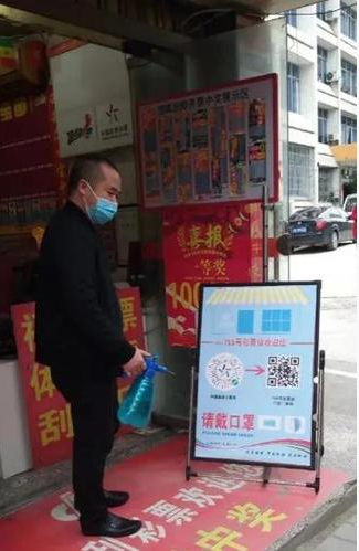 店内准备了酒精喷剂、免洗手消毒液
