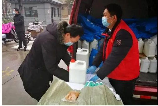 新乡福彩中心工作人员提前将各种物品分装到手提袋内