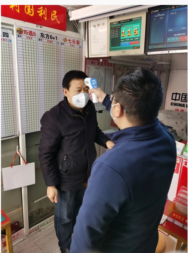 巡查小组人员给销售人员测温