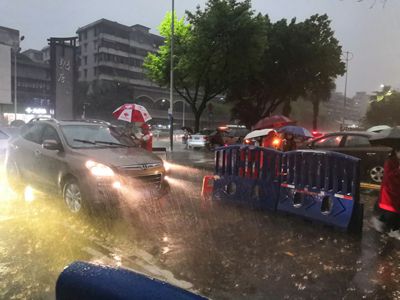 蔡建新暴雨中严格执行车辆登记与人员体温检测工作