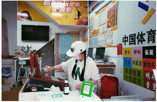 中国体彩投注站里销售员正在对店内进行消毒
