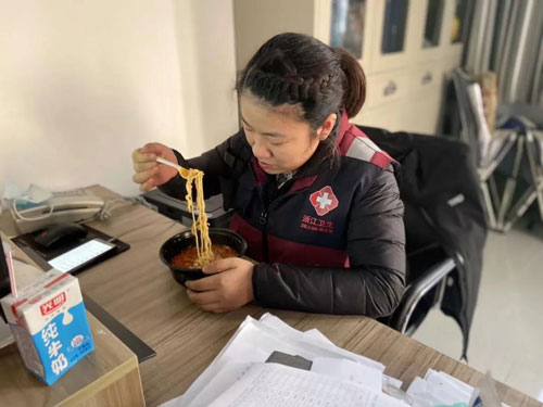 杭州富阳体彩副站长杨明的妻子在富阳区疾控中心检验科工作