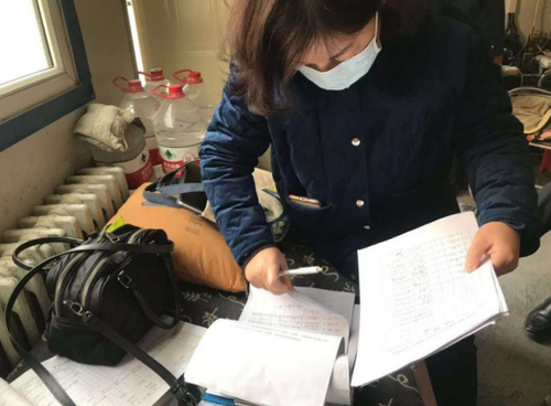 巴州福彩中心主任、党员孙芳同志在社区协助网格员进行信息筛查