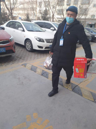 巴州福彩中心市场部副部长、党员、下沉干部艾则孜﹒吐尔逊同志在社区参与志愿服务