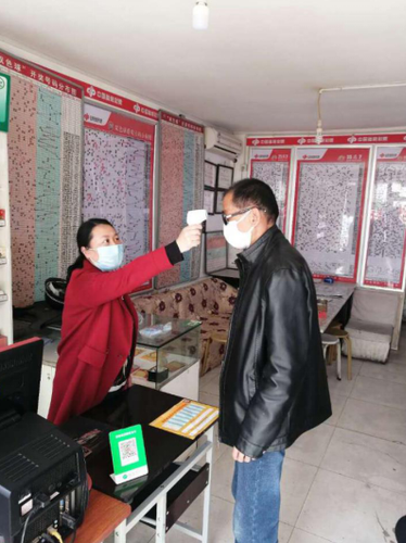 瞿兴娜为彩民测量体温