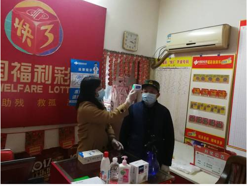 福彩投注站站长对购买者进行量体温