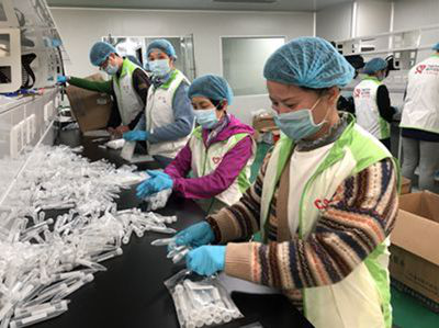 广州福彩站主严慧玲正在打包医疗用品