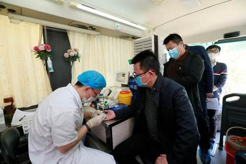 广大干部职工分部门、分批次前来奉献爱心