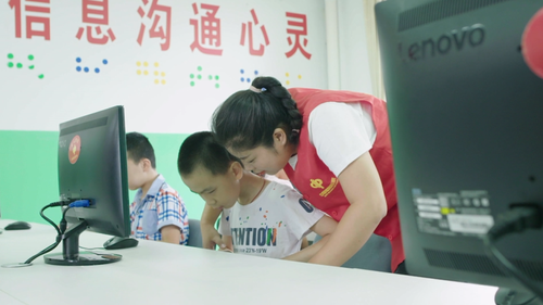 身披红马甲，化身公益“太阳花”