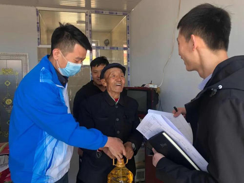 对结对贫困户进行逐一的走访慰问
