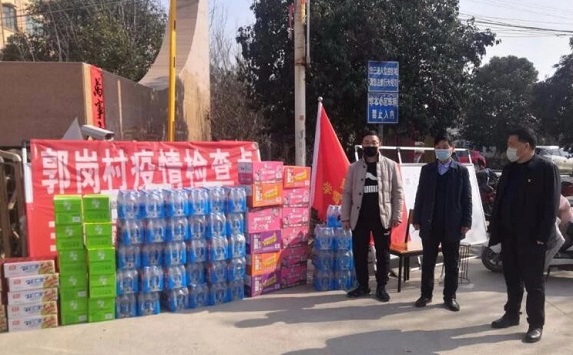 把防疫用品送进社区 