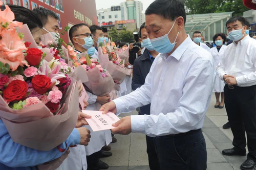 戈养年与医护人员代表亲切交流
