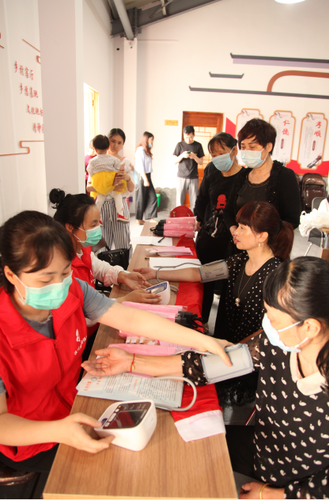 温州市妇幼保健所的医护人员还为在场的女性朋友带来健康检查