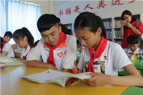 了改善乡村小学办学条件，丰富小学生课外读物