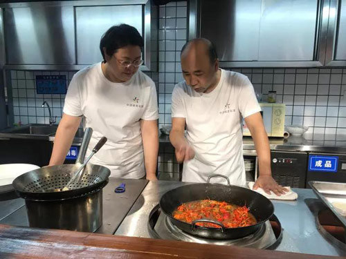 一盘红亮鲜香的小龙虾就出锅了