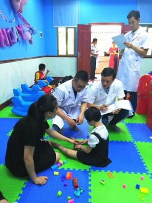 四个脑瘫康复训练示范基地的专家，到揭阳市儿童福利院筛查