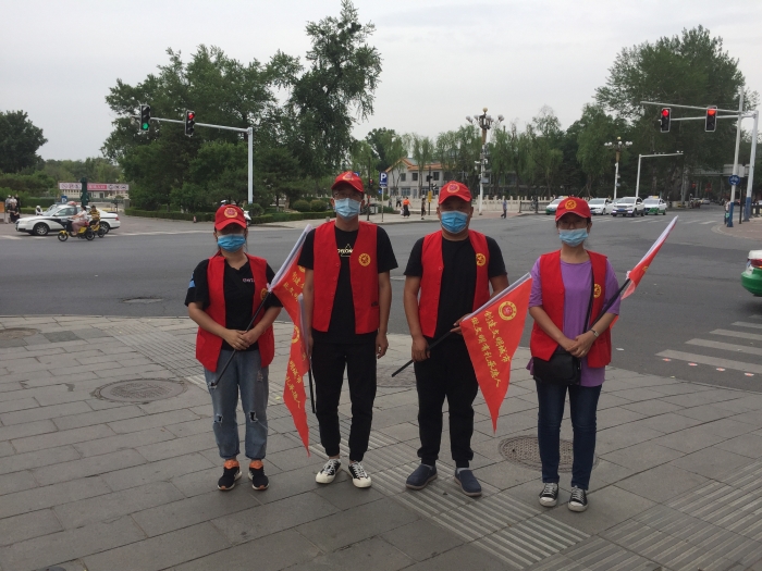 承德市福彩中心志愿服务队人员统一穿红马甲