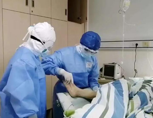 体彩助梦：家庭健身房 父子俩边玩边学