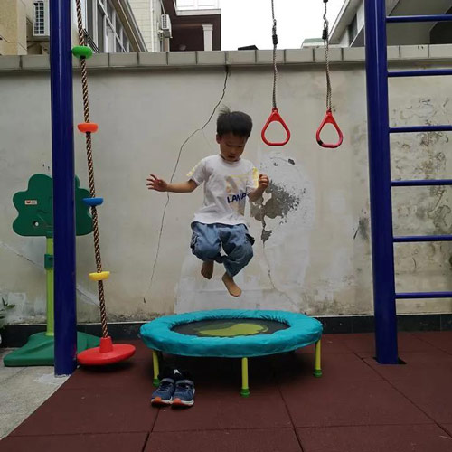 楼下院子安装的适合孩子的CrossFit体能训练综合架已经完工