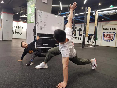 从热身到体能训练和障碍解锁技巧环节