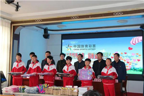 为快乐添彩   爱心助学延续温暖和光