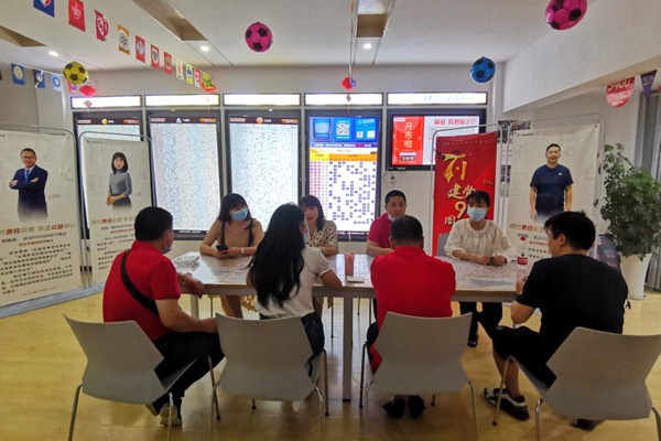 帮扶小组通过实体店走访和座谈