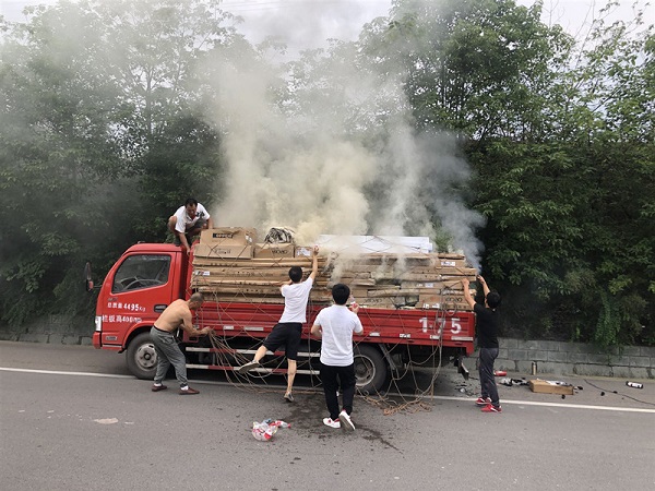 四川体彩人路见险情就出手 迎火而上显担当