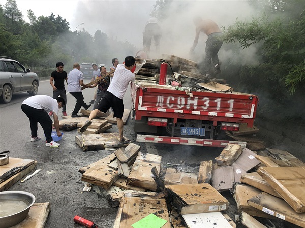 装满了装修用的木材和板件