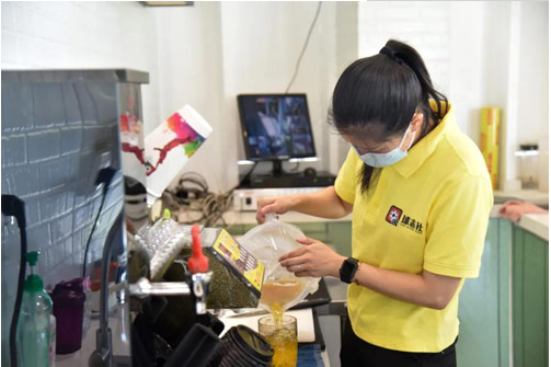 购彩者进店喝咖啡、买彩票