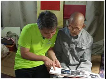 给老人送上2000元慰问金