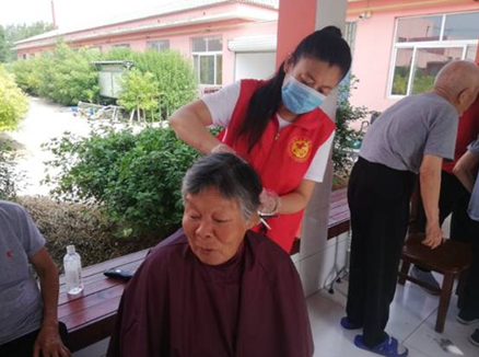 福彩工作人员和慈善义工共同为敬老院老人们理发