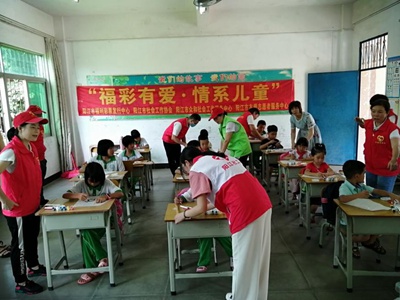 社工和志愿者们教留守儿童制作阳江传统风筝