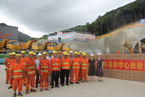 宁波福彩：800箱矿泉水给烈日下的城市建设者