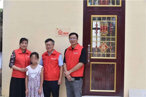 起验收了新建成的“希望小屋”