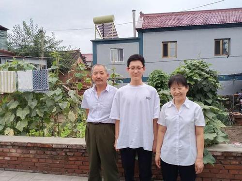 石良时一家人合影